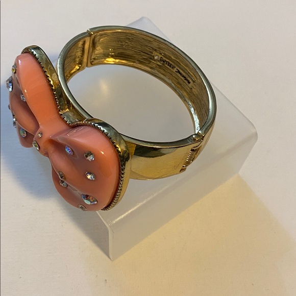 Betsey Johnson Dollhouse pink Bow Bracelet - Picture 3 of 5